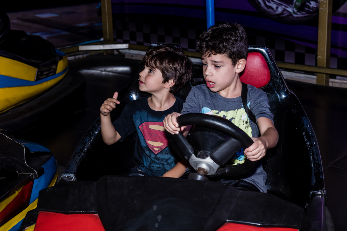 divertindo com o amigo na festa