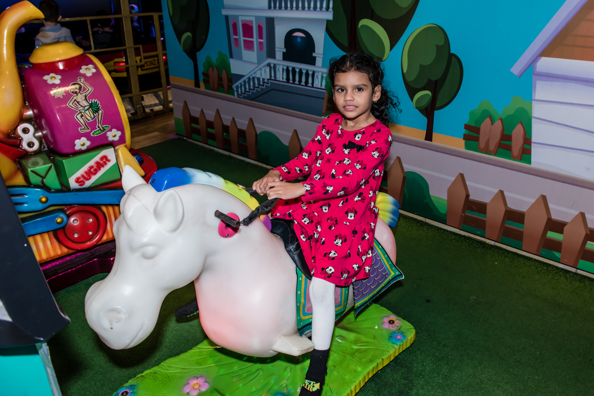 brincando na área baby