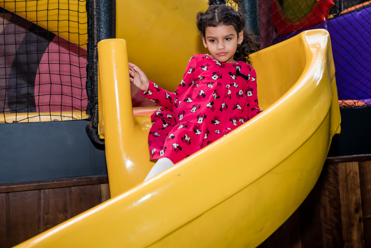 a aniversariante desce no escorregador