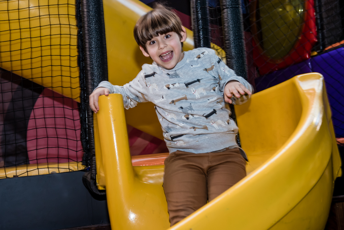 muito riso das crianças nas brincdeiras