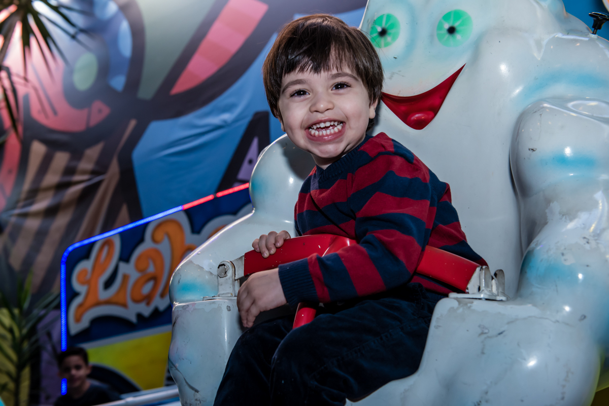 mais convidado se diverte no carrossel