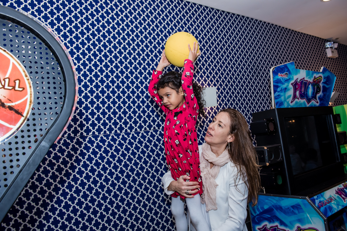 fazendo cesta no jogo de basquete bol
