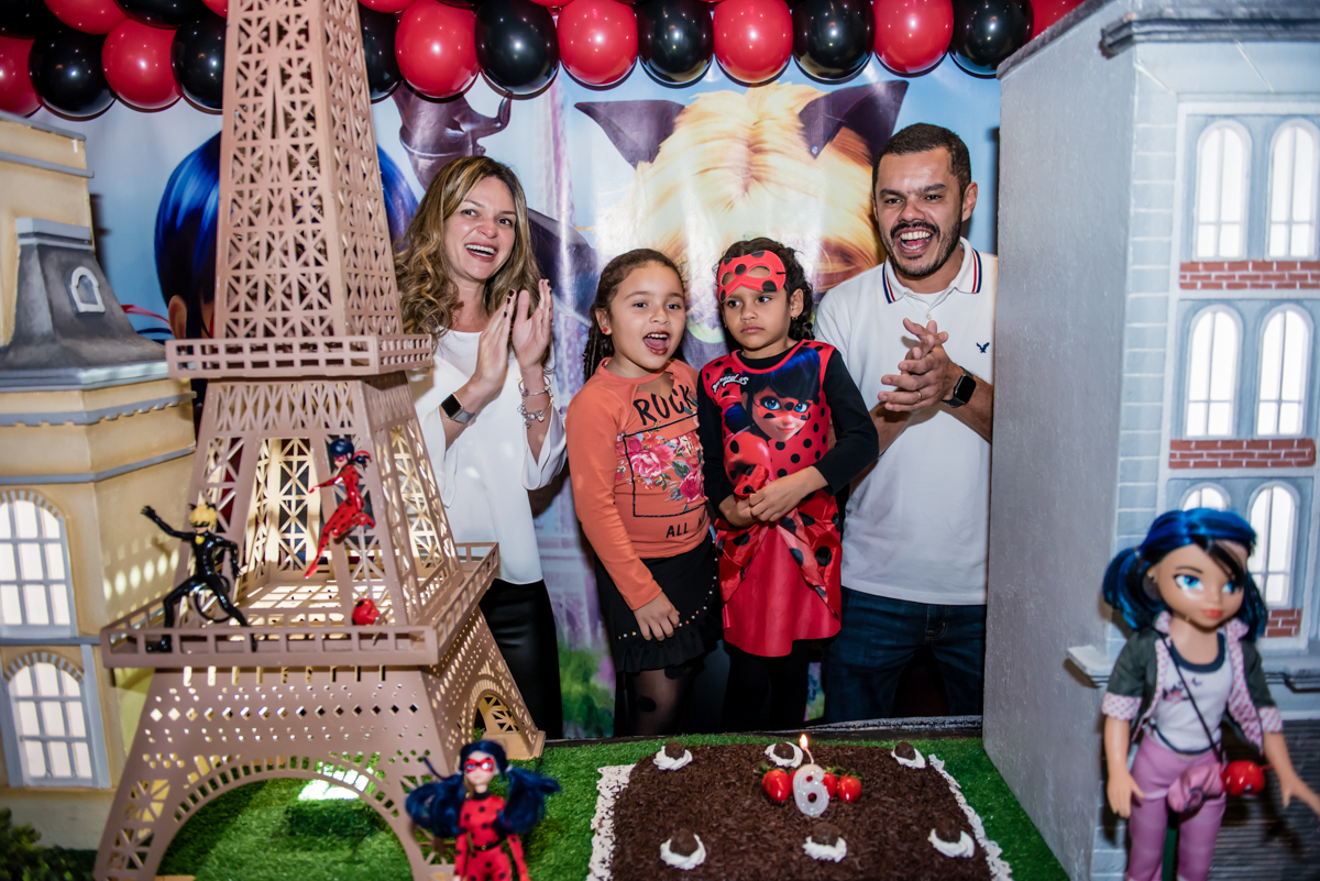 as amigas cantam parabéns com a aniversariante