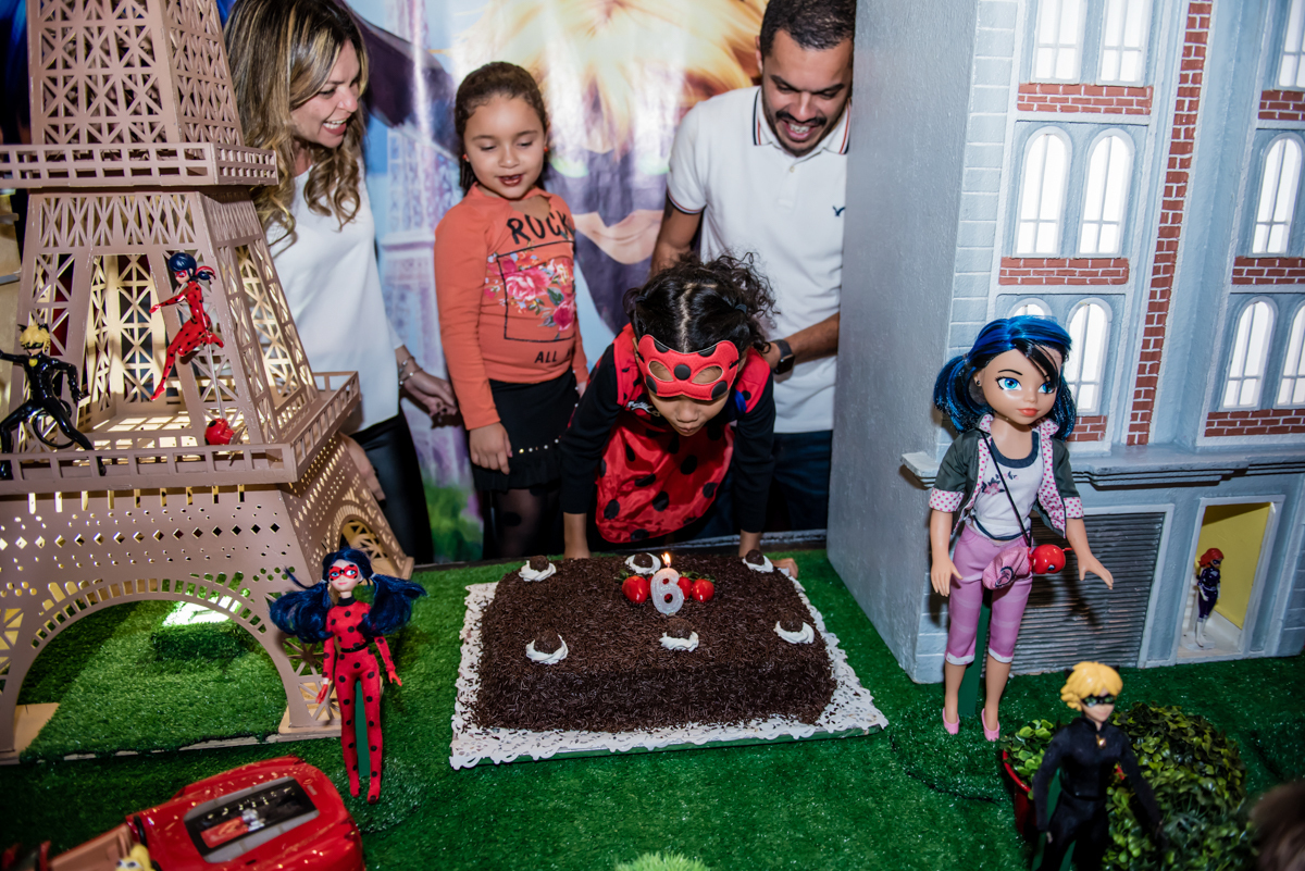 soprando a vela do bolo