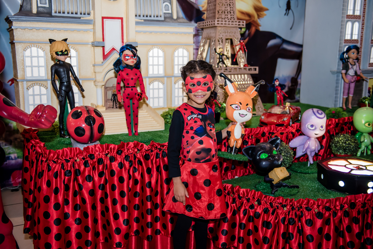 vestida com fantasia do personagem da festa