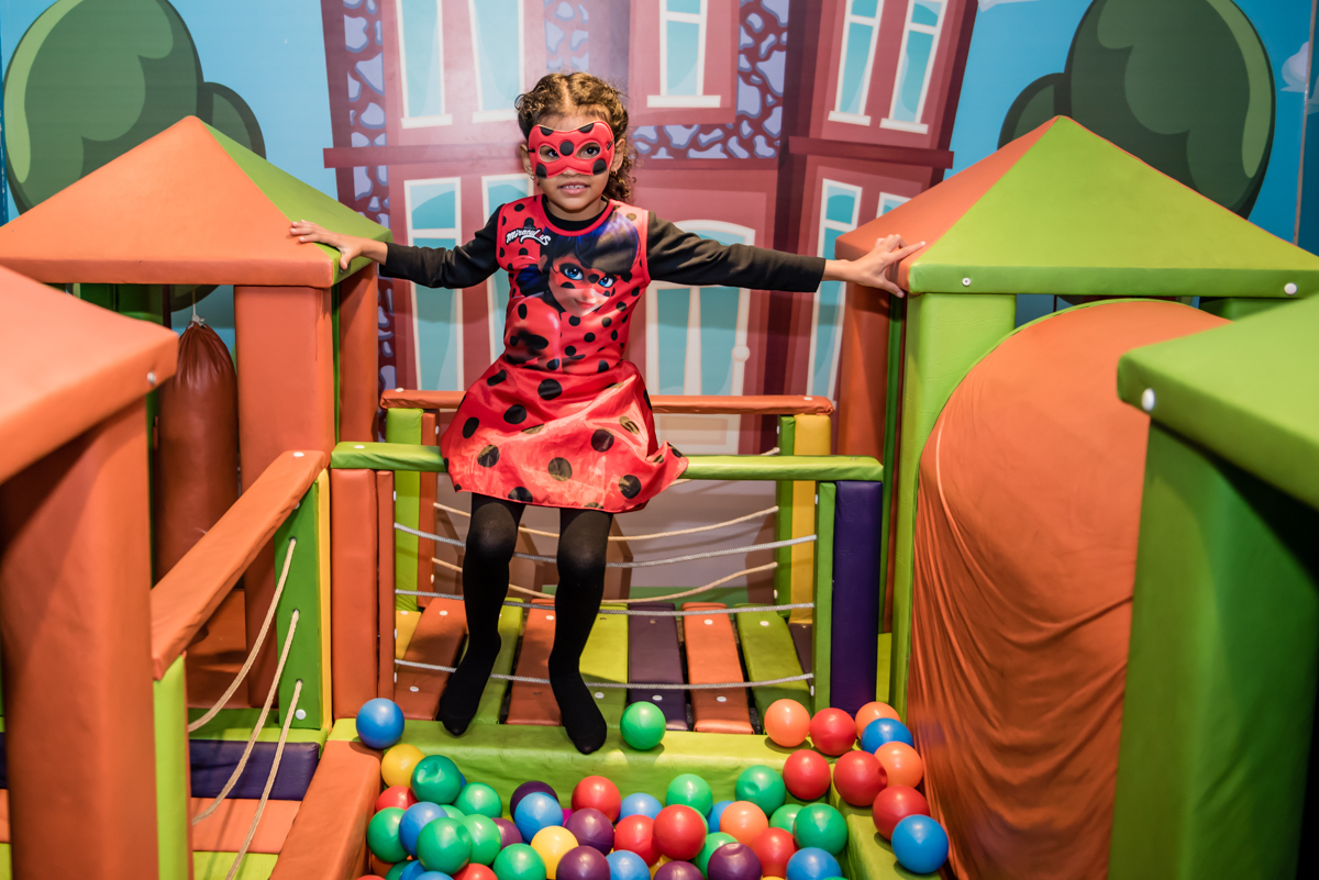 final da festa brincando na piscina de bolinhas