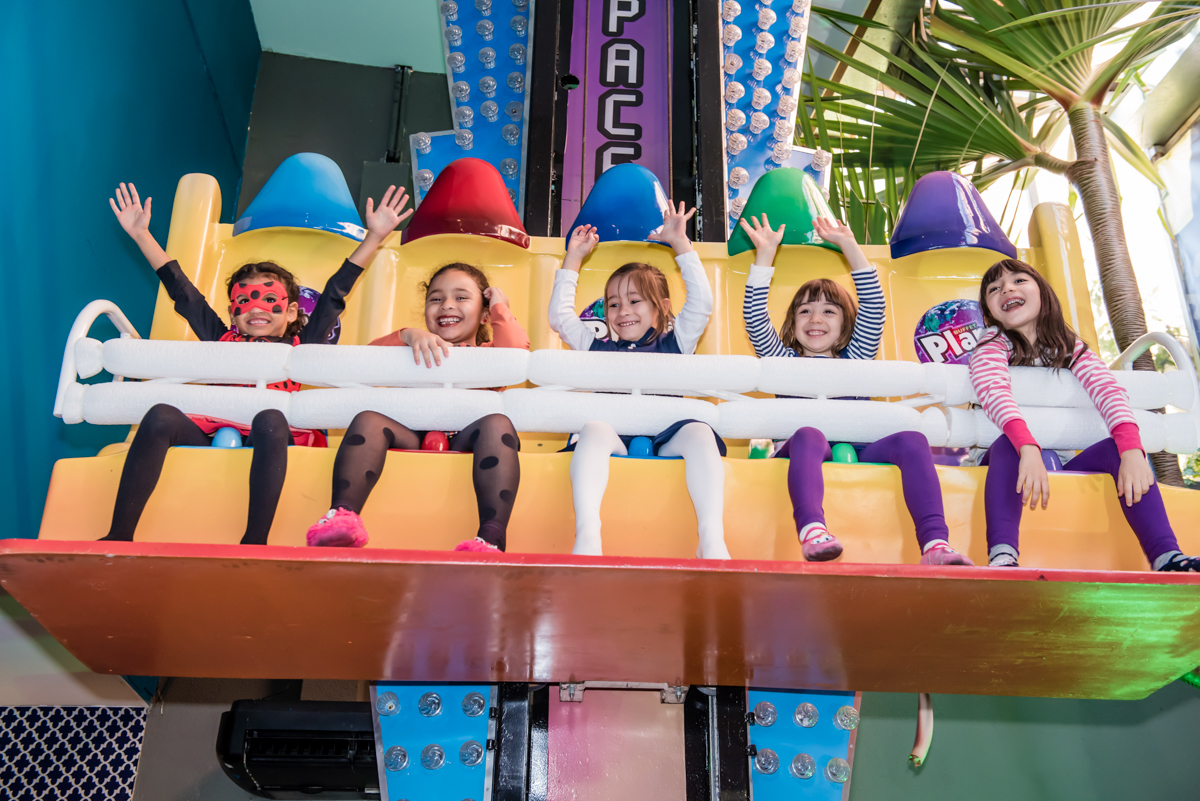 amigos juntos se divertem no brinquedo elevador
