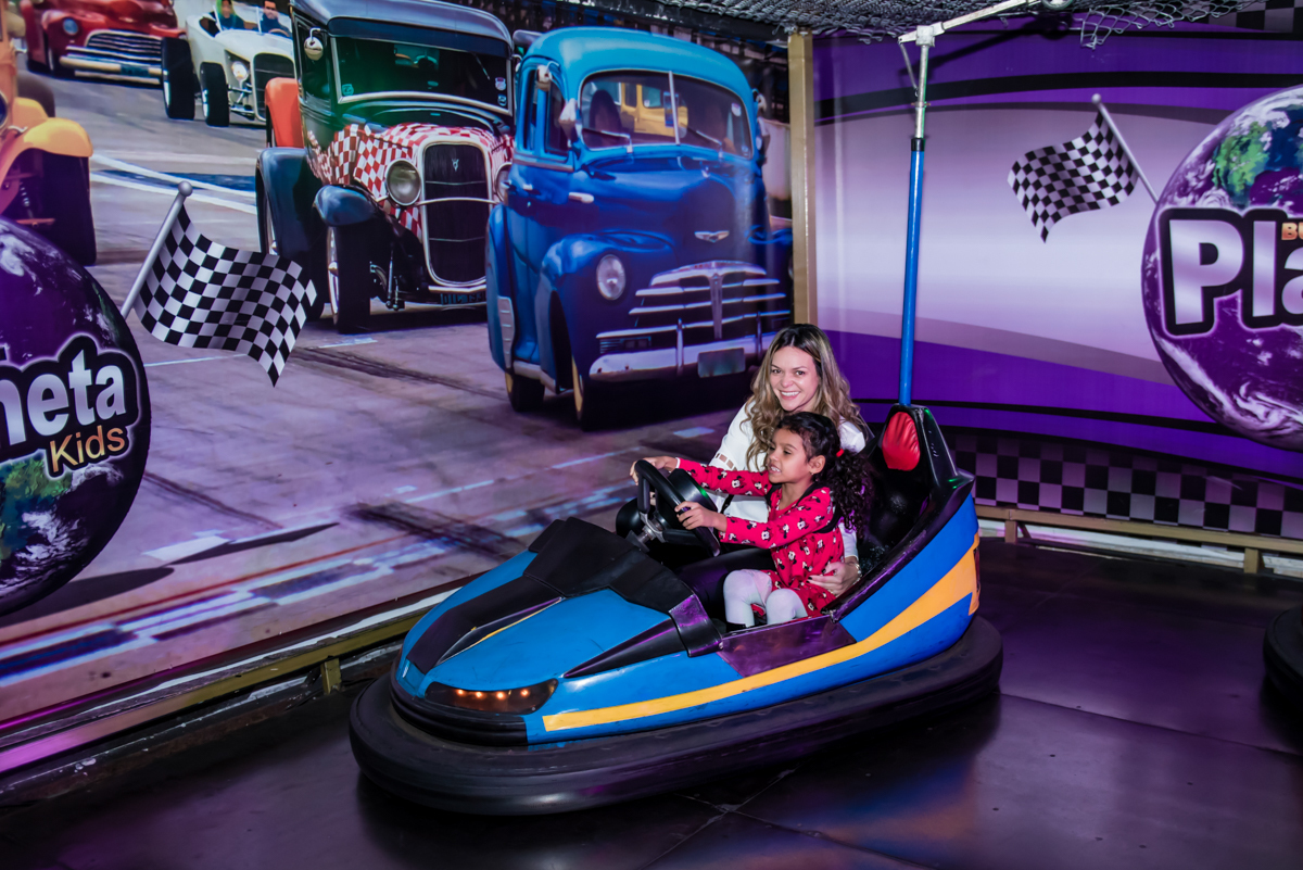 diversão no carrinho de trombada