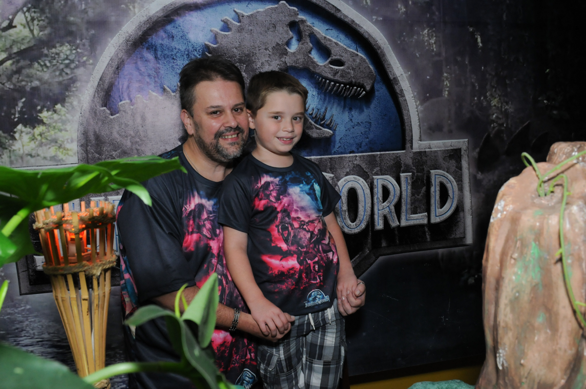 thiago e o papai em frente a mesa decorada dos dinossauros no buffet espaço boo, Lapa, São Paulo