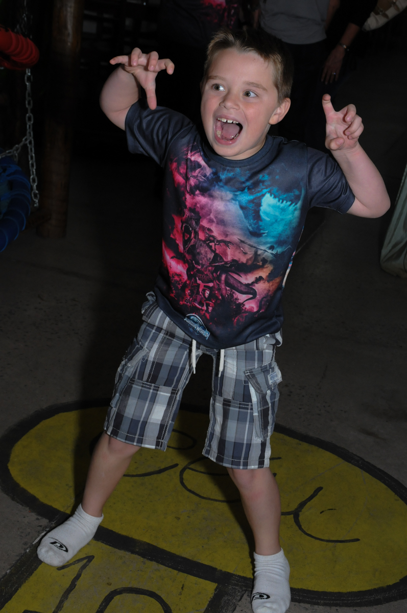 thiago imitando dinossauro no buffet espaço boo, Lapa, São Paulo