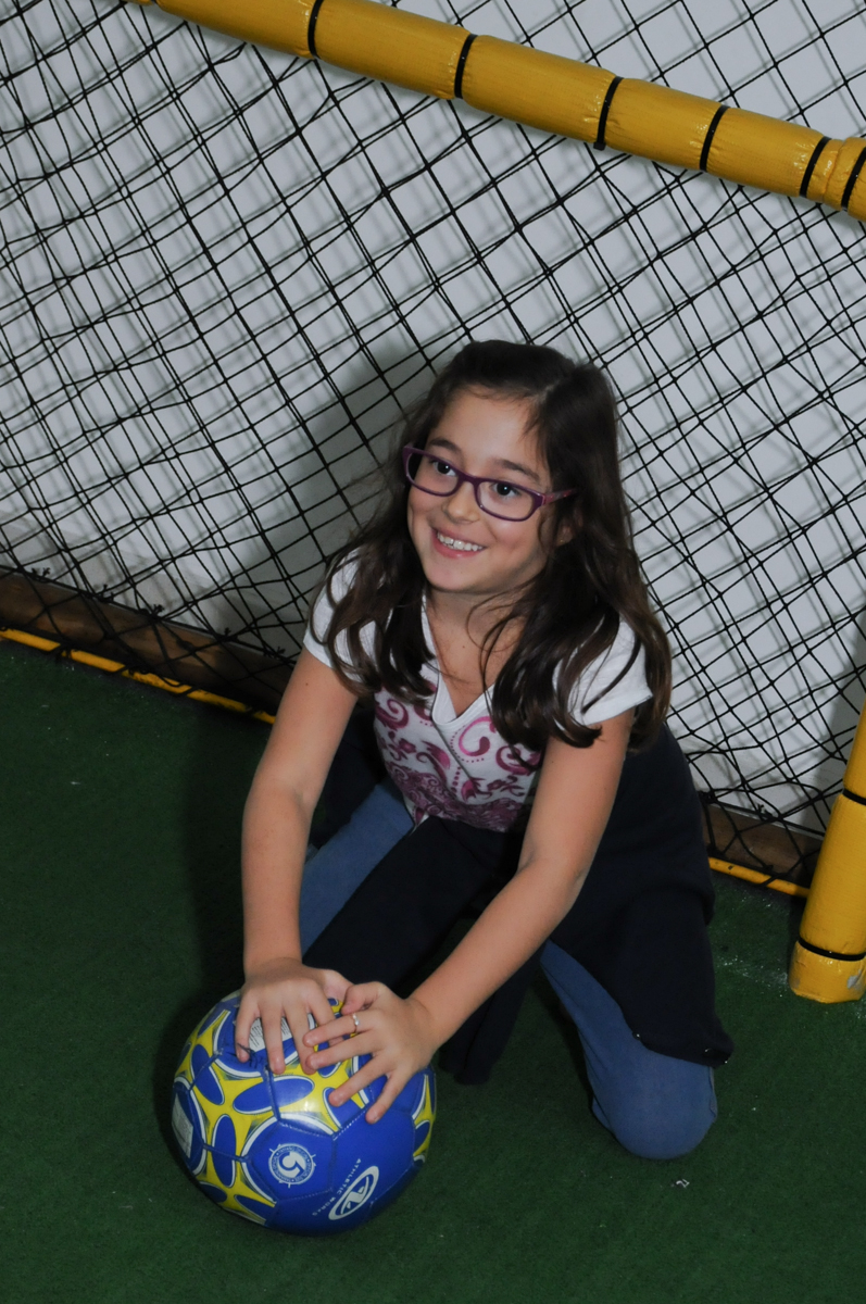 amiguinha jogando bola no campo de futebol no buffet espaço boo, Lapa, São Paulo