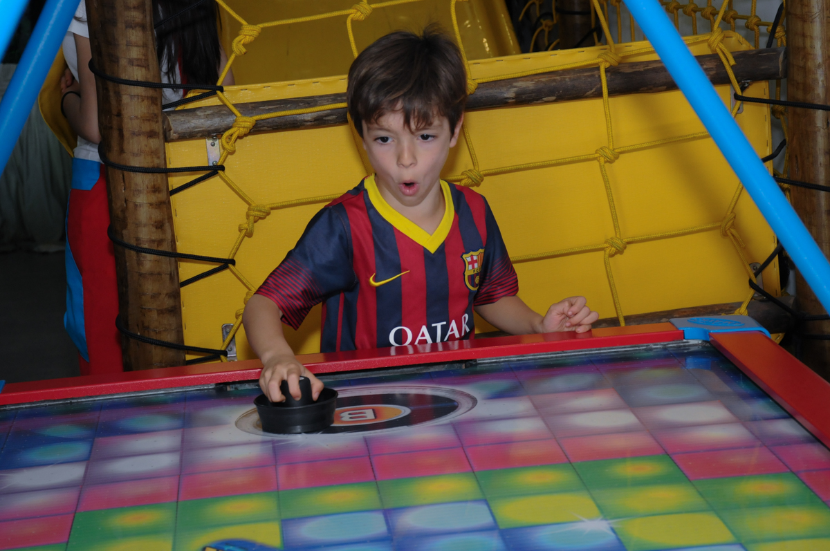 amiguinho jogando no buffet espaço boo, Lapa, São Paulo