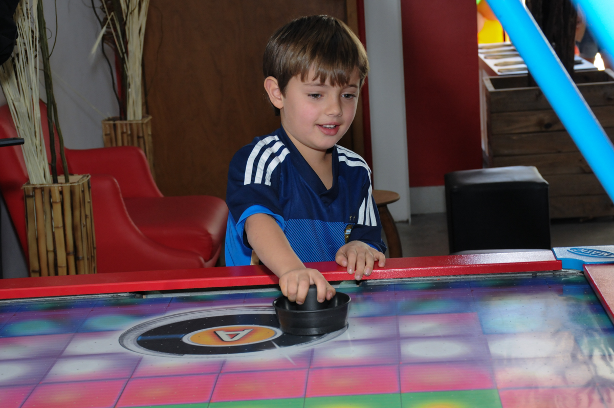 amiguinho se divertindo na festa do thiago no buffet espaço boo, Lapa, São Paulo