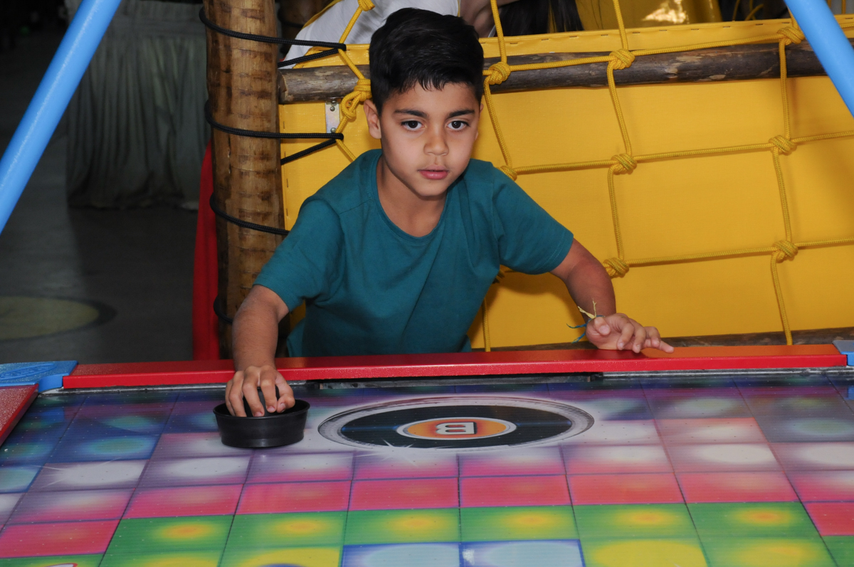 jogo animado dos amigos na festa do thiago no buffet espaço boo, Lapa, São Paulo
