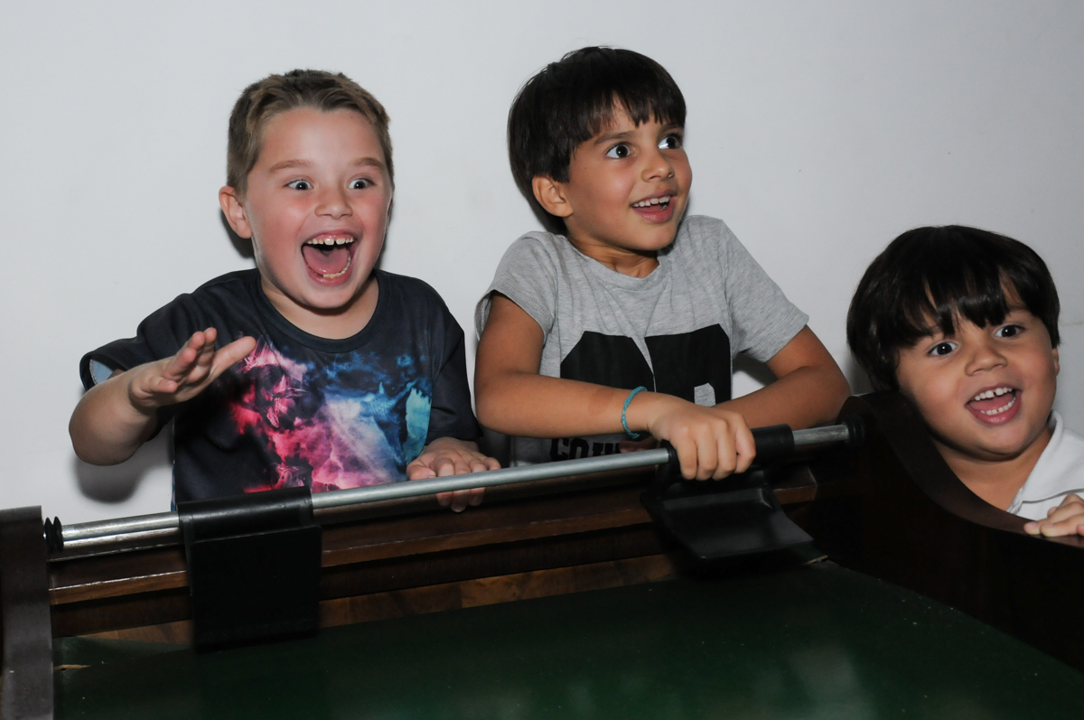 amigos observam o jogo no buffet espaço boo, Lapa, São Paulo