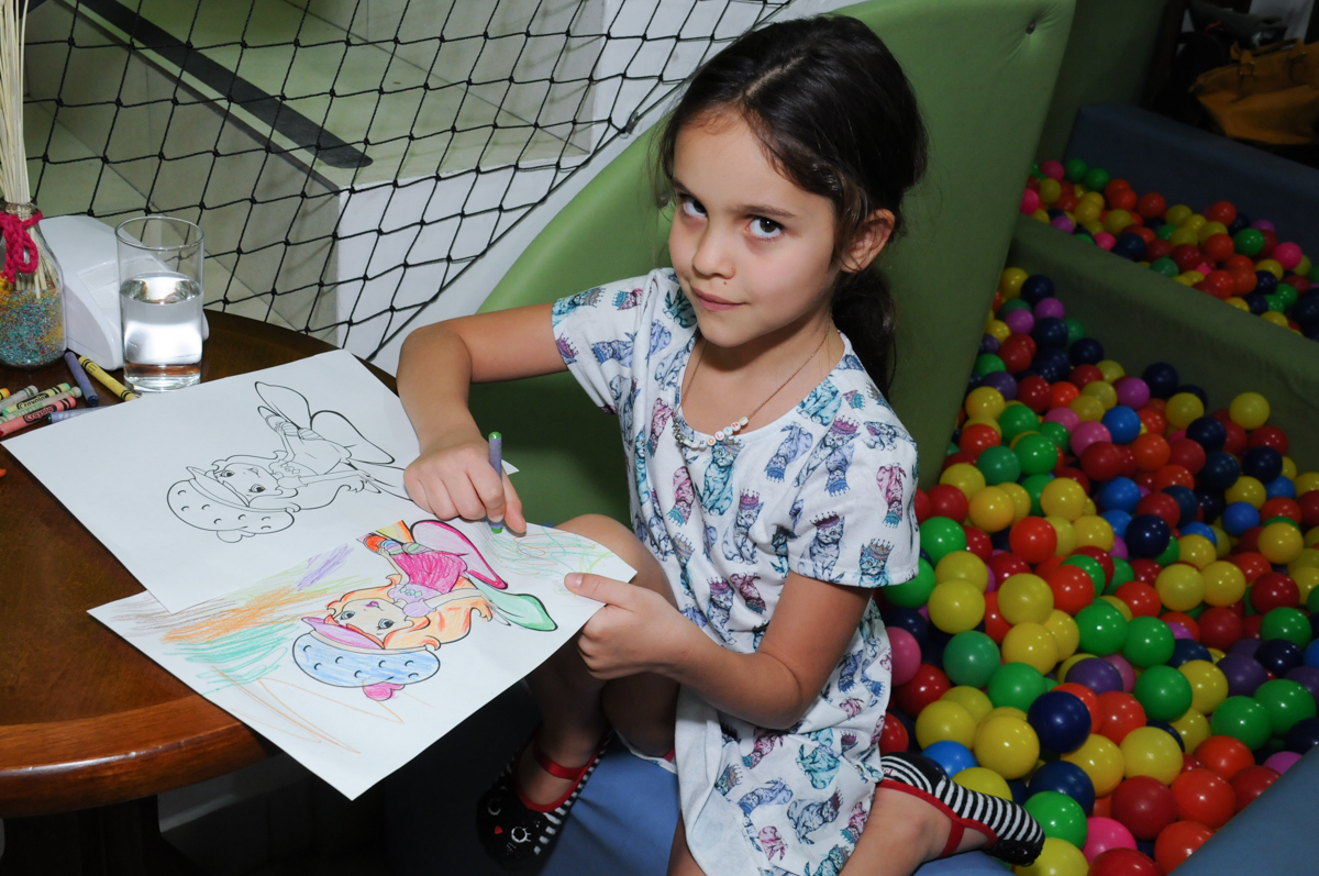 amiguinha desenhando no buffet espaço boo, Lapa, São Paulo