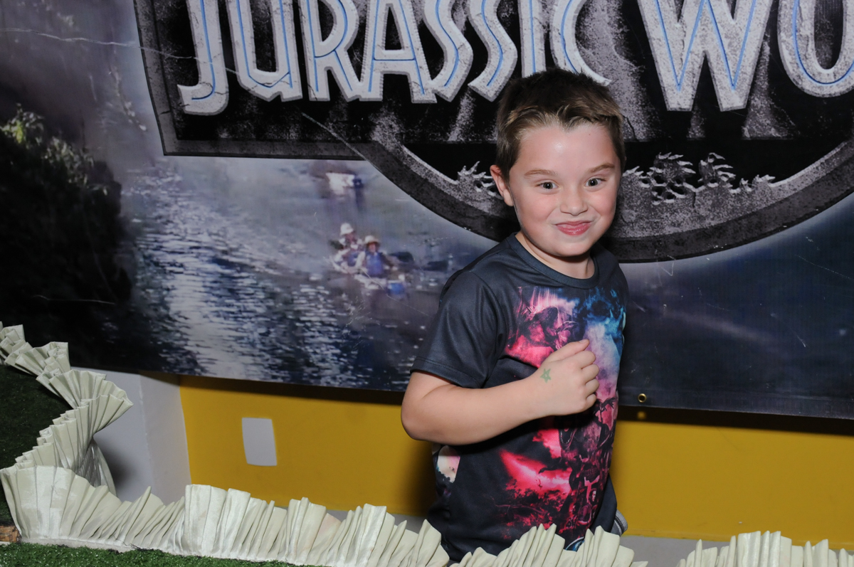 thiago feliz se preparando para o parabéns no buffet espaço boo, Lapa, São Paulo