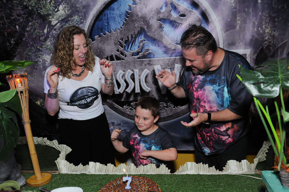 thiago e os pais cantando parabéns no buffet espaço boo, Lapa, São Paulo