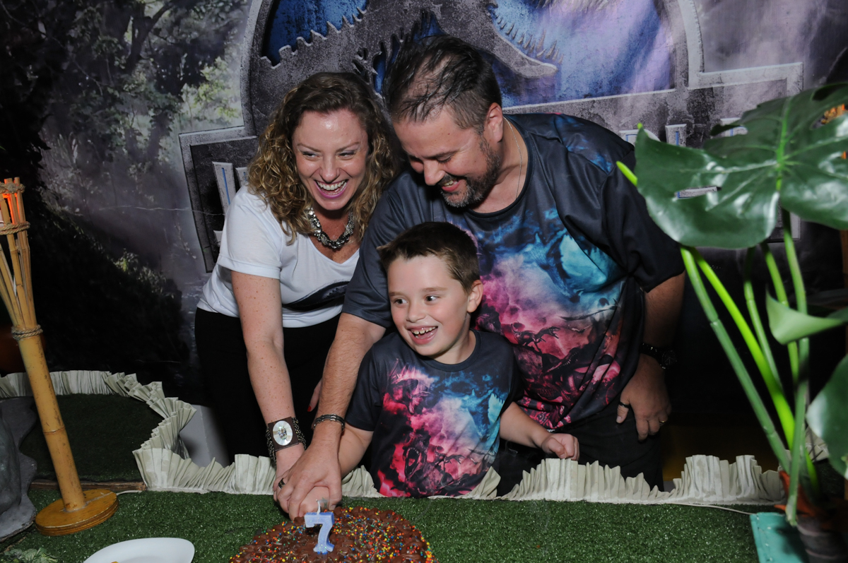 thiago e os pais cortando o bolo do parabéns no buffet espaço boo, Lapa, São Paulo