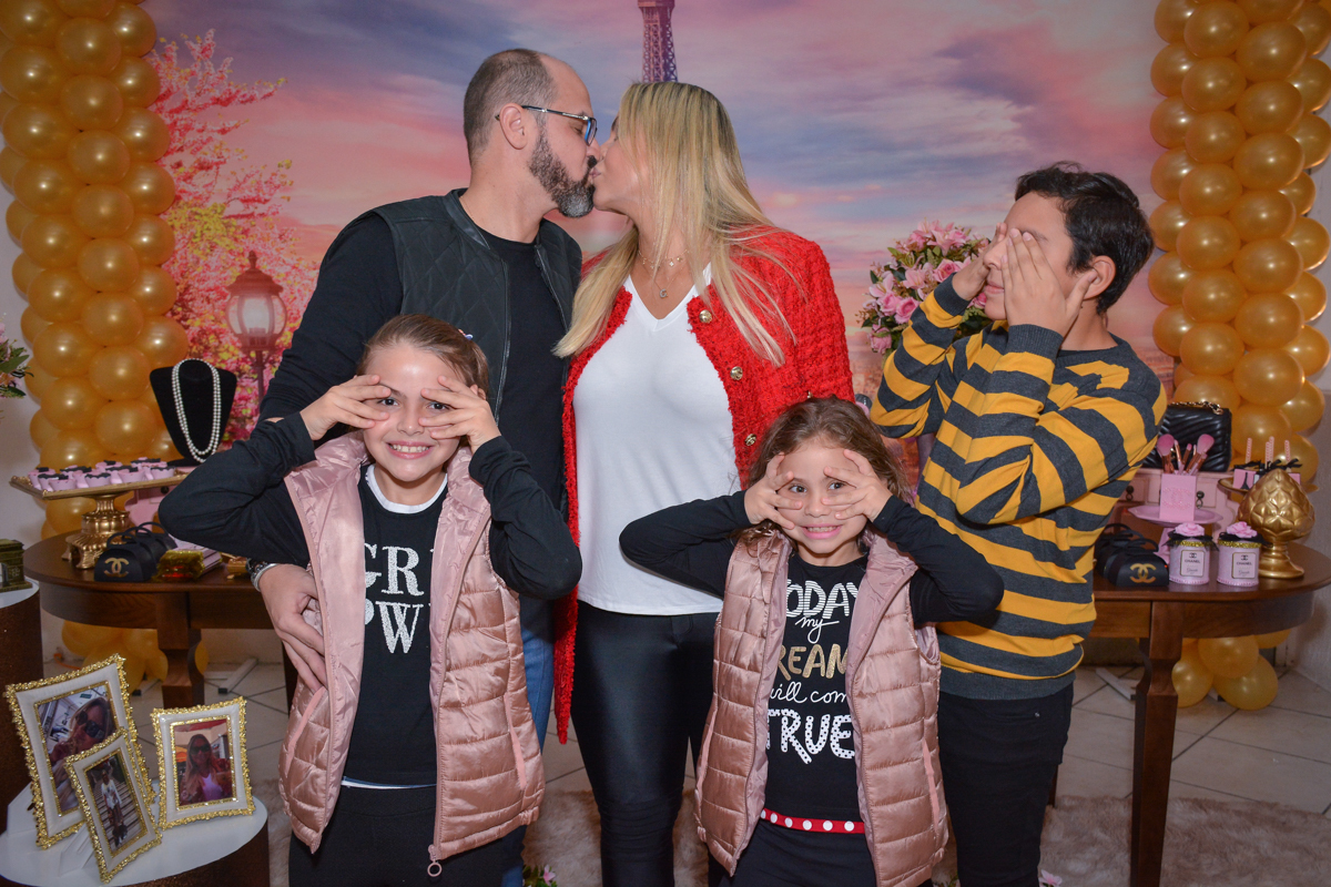 foto da família na mesa temática