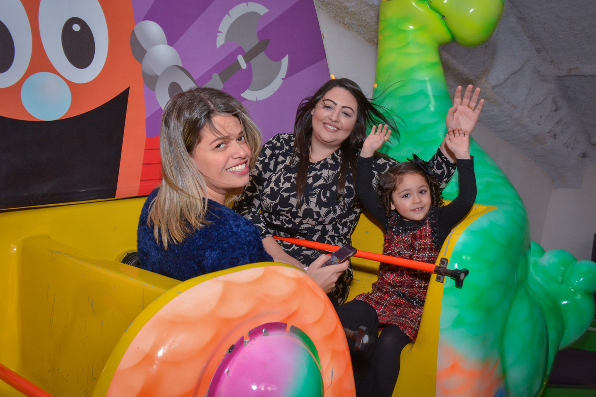 os adultos se divertem no barco vick