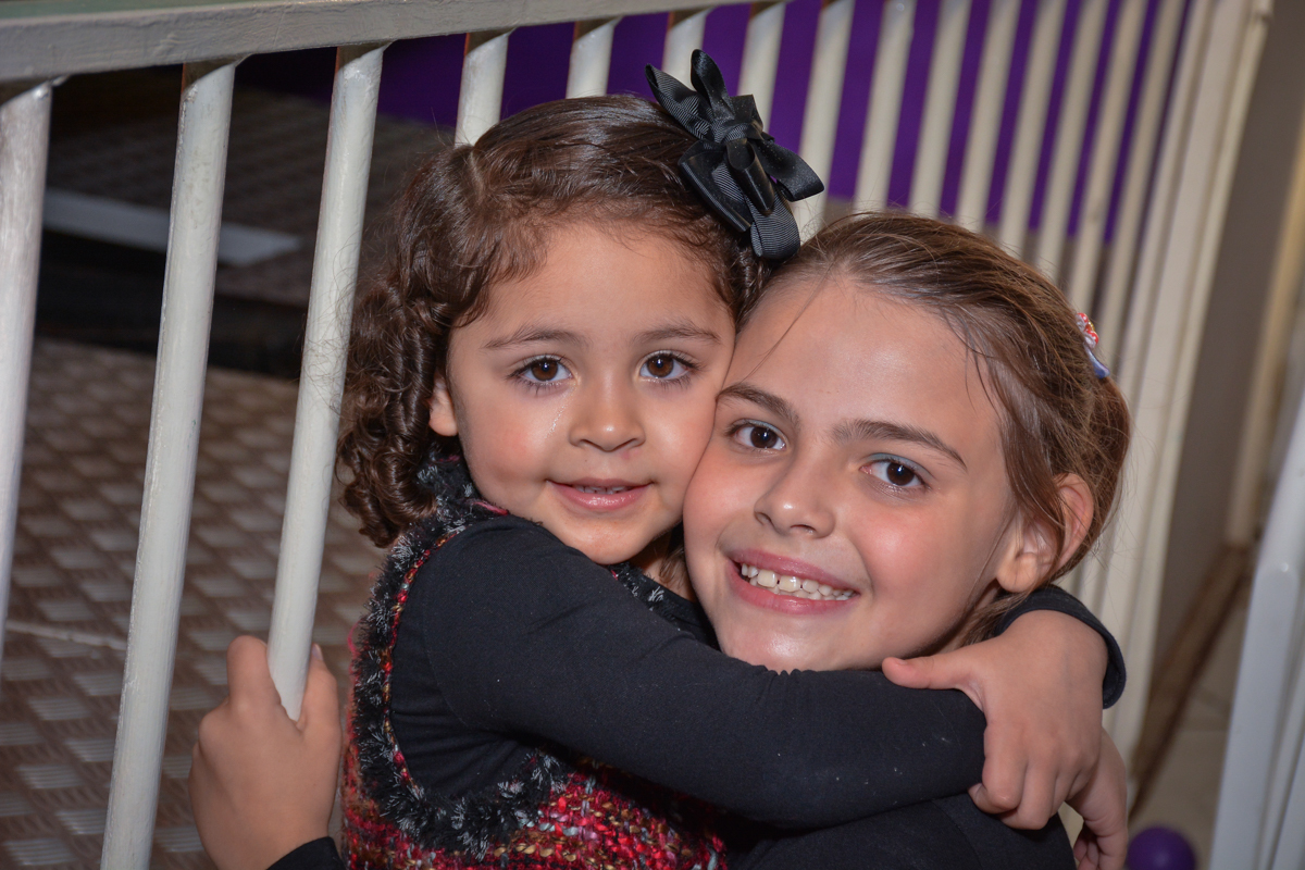 recebendo a amiga para a festa