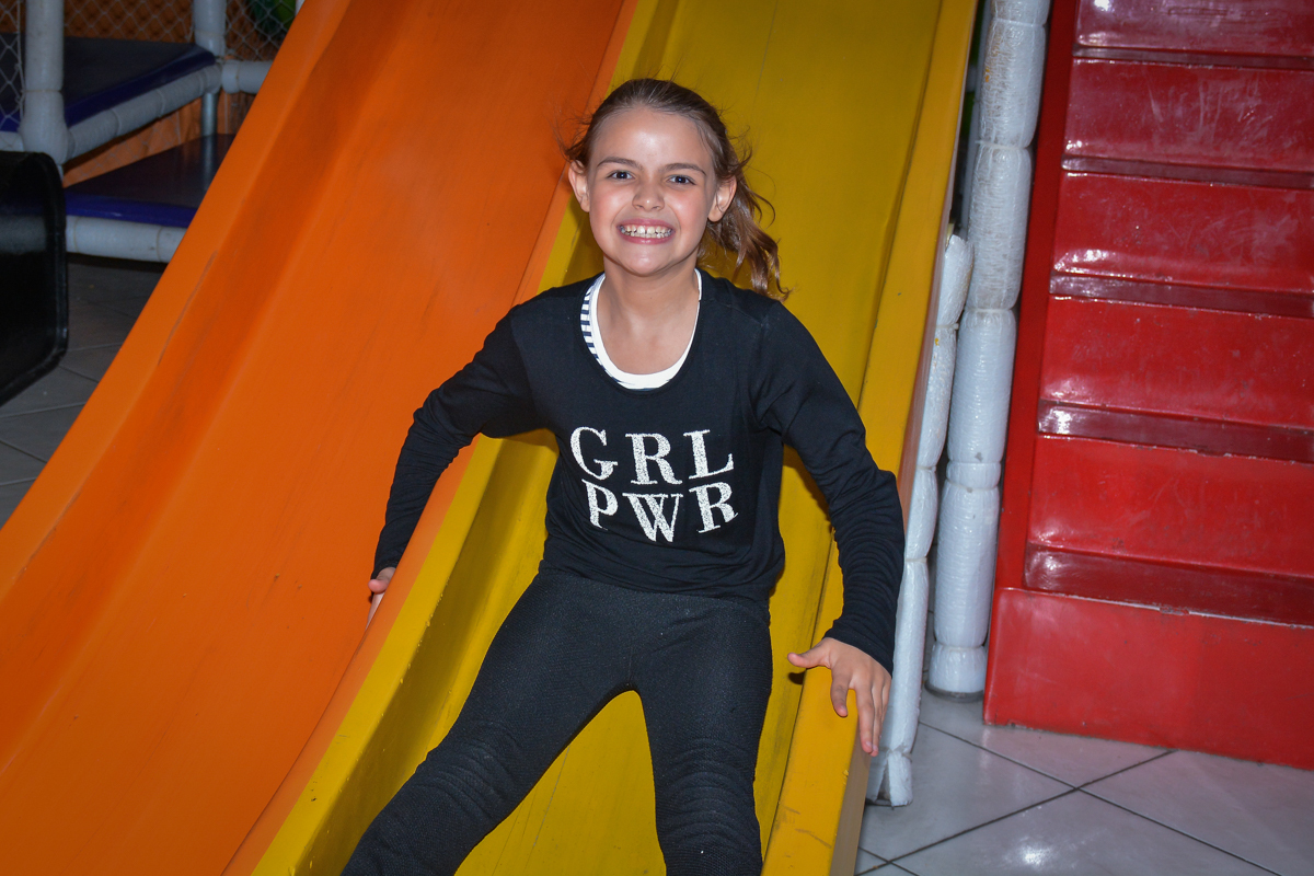 descendo no escorregador do brinquedão