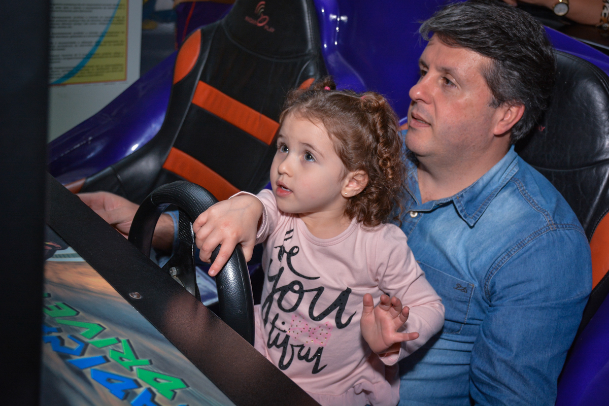 diversão no simulador de corrida