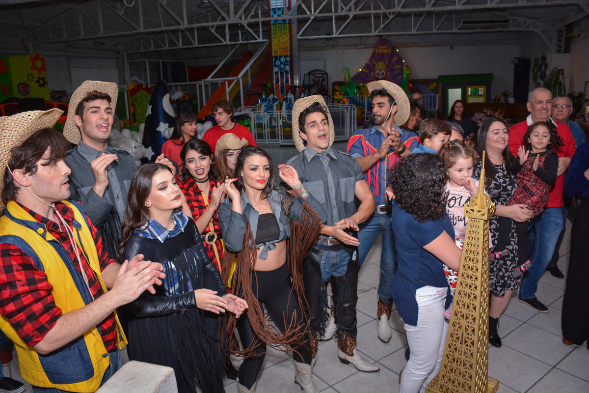 os convidados cantam o parabéns para a aniversariante