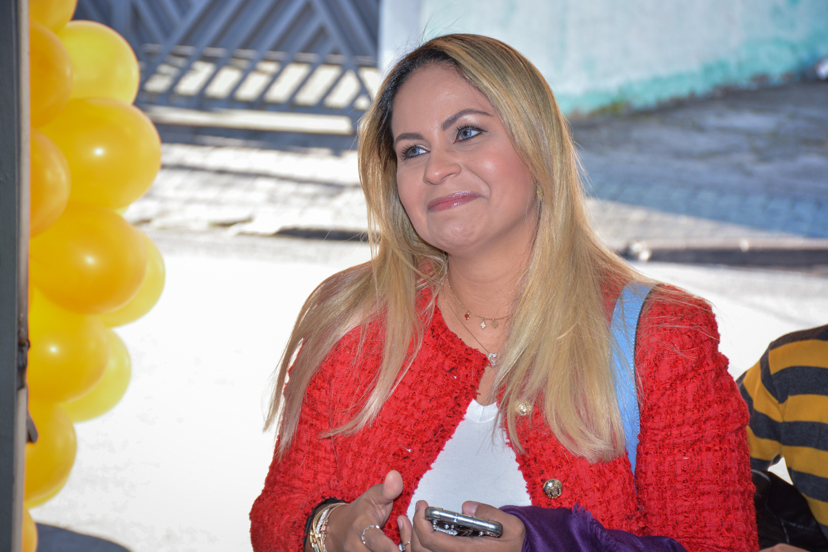 aniversariante feliz com a surpresa da festa