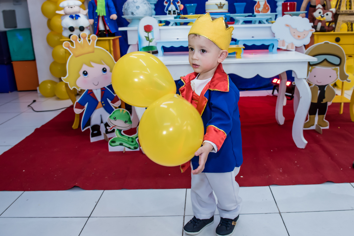 brincadeira divertida com o balão