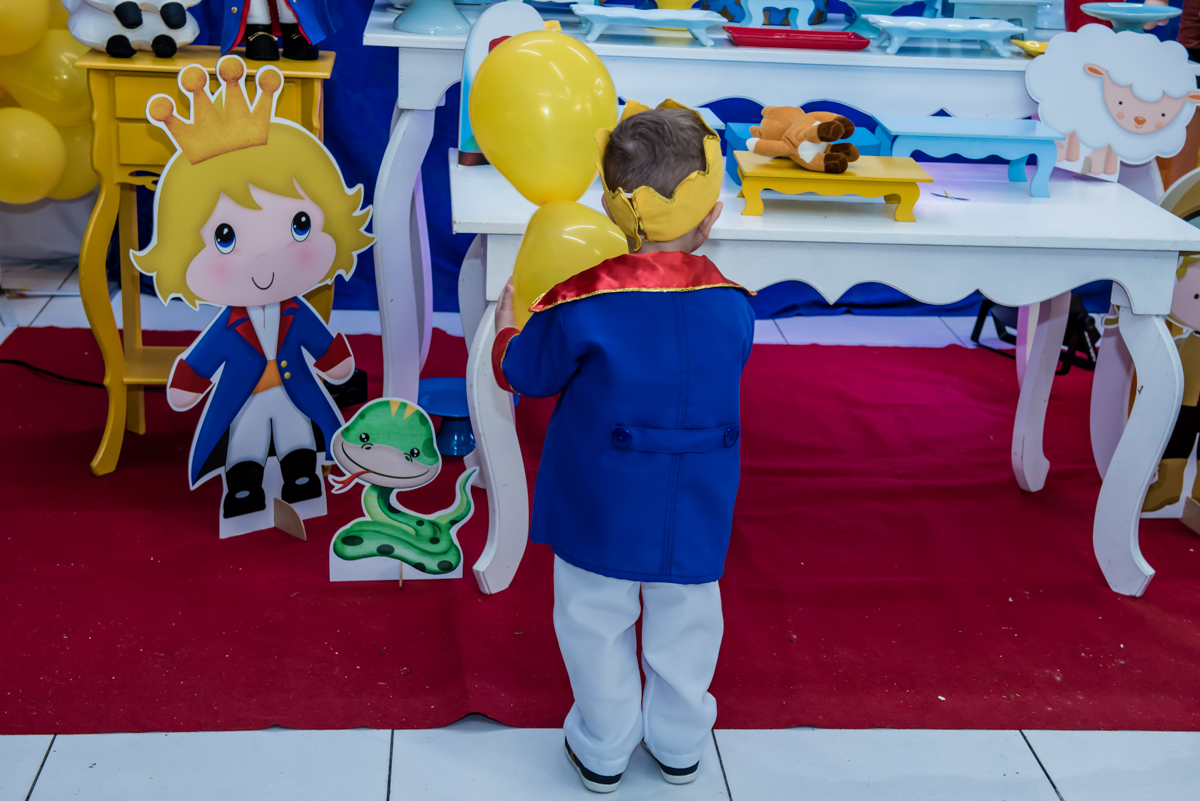 admirando sua mesa temática