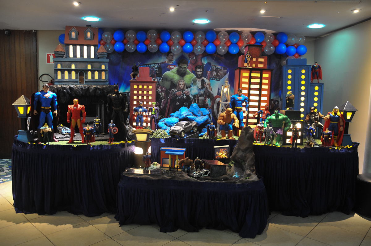 mesa decorada tema os vingadores no buffet viva vida, fazendinha butantã