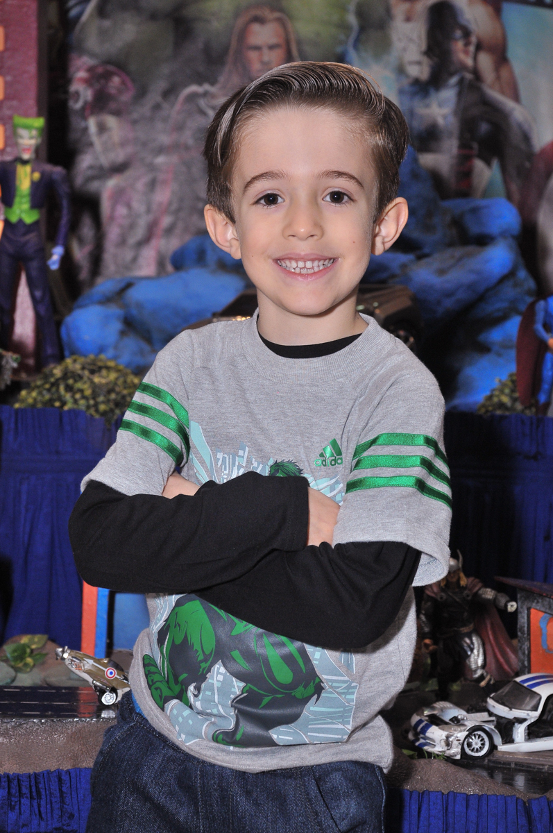 pose para foto em frente a mesa decorada os vingadores no buffet viva vida, fazendinha butantã