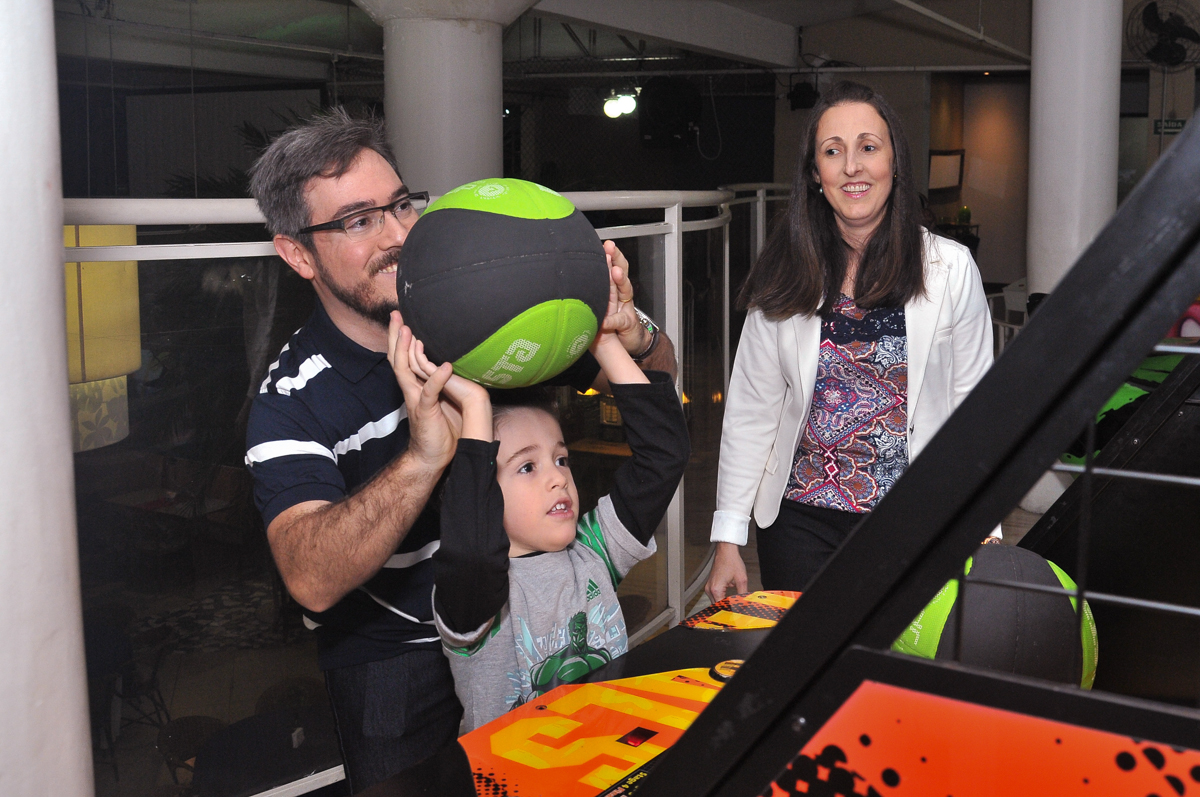 gustavo brincando no basquete no buffet viva vida, fazendinha butantã