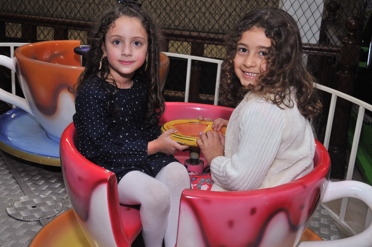 amiguinhas na xícara giratória no buffet viva vida, fazendinha butantã