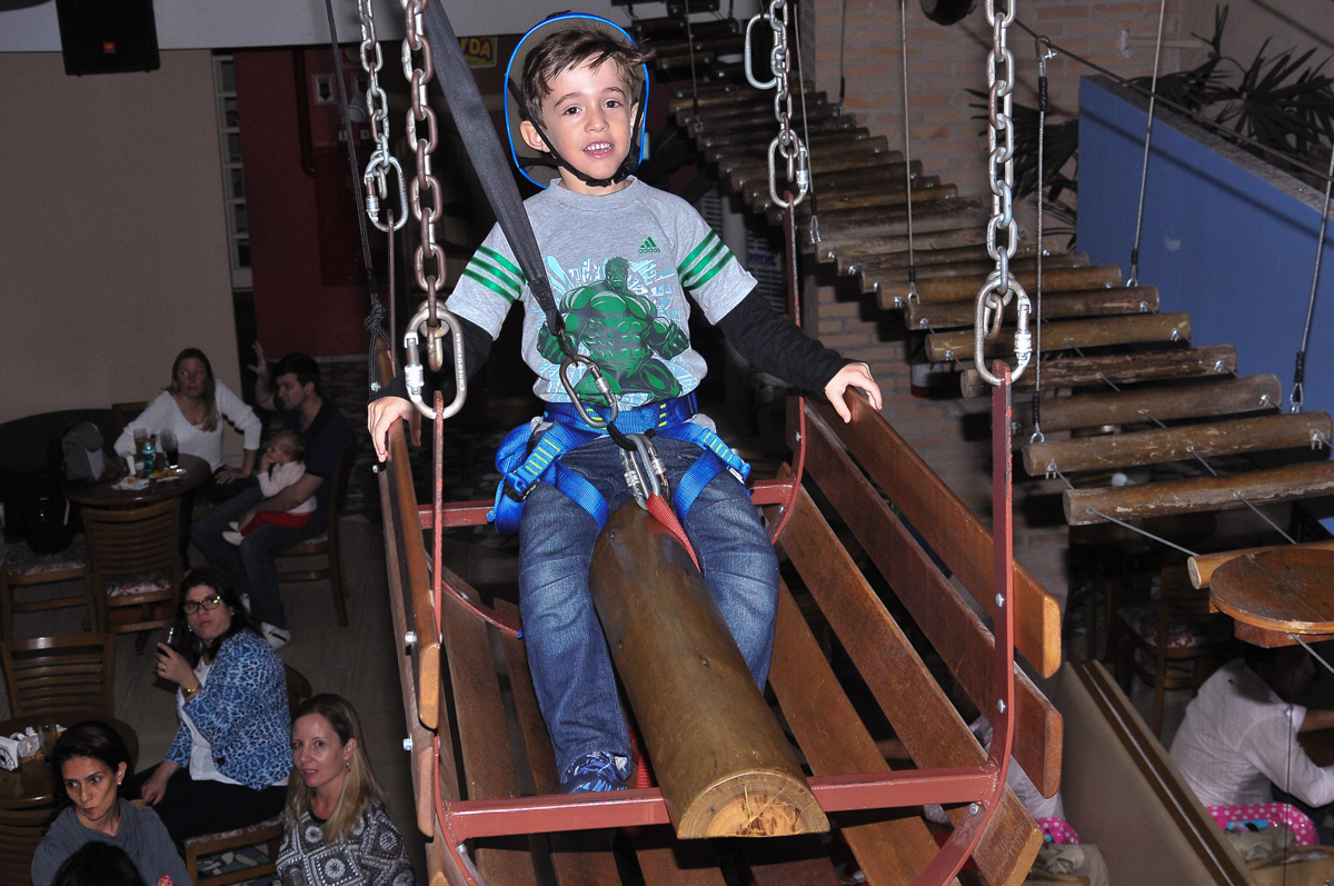 gustavo brincando na tirolesa no buffet viva vida, fazendinha butantã