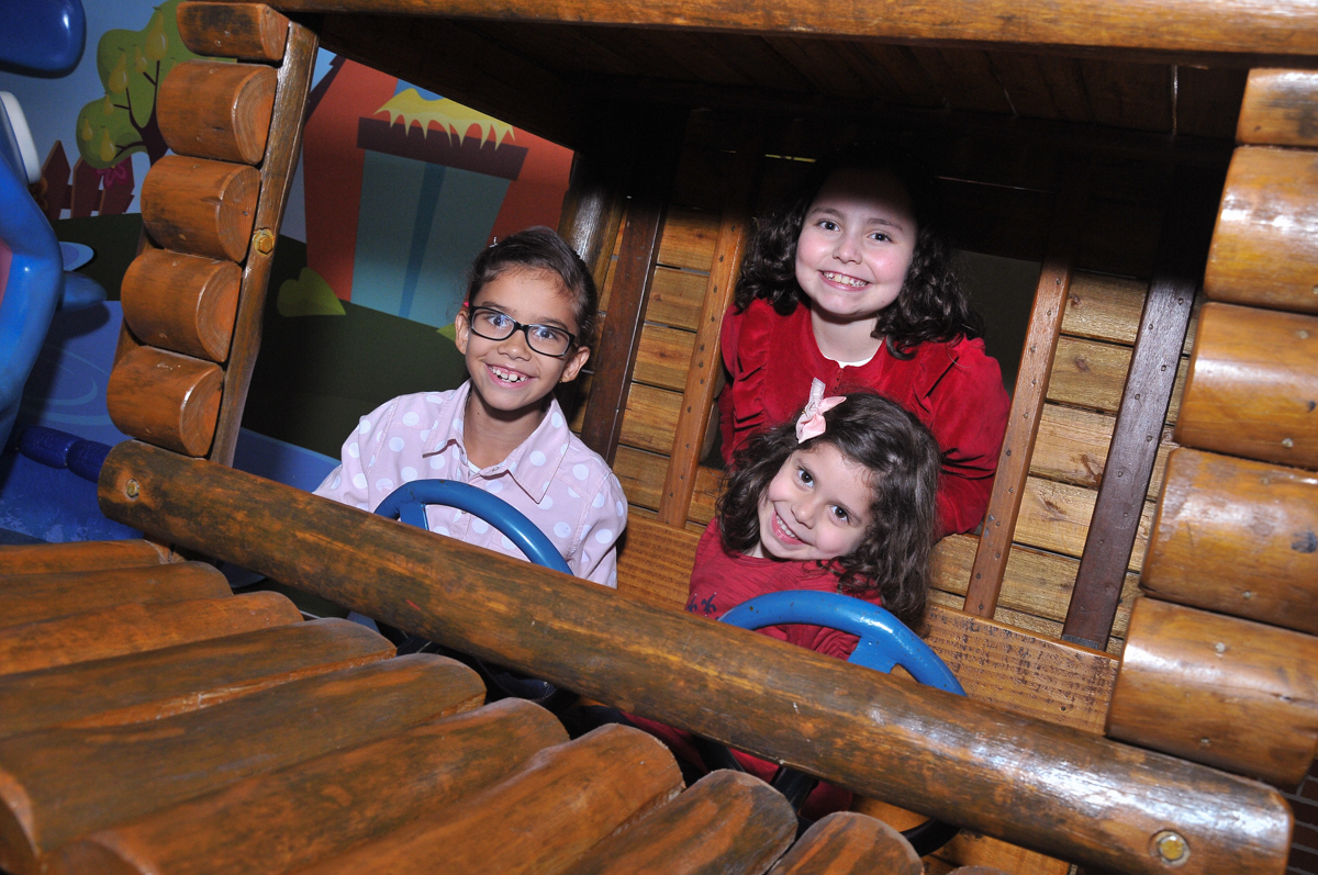 molecada brincando no carrinho no buffet viva vida, fazendinha butantã