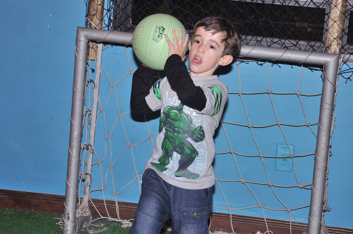 gustavo brincando de basquete no buffet viva vida, fazendinha butantã