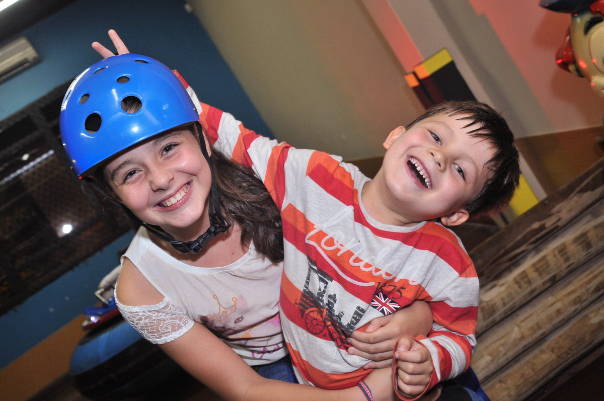 abraço gostoso dos amigos no buffet viva vida, fazendinha butantã
