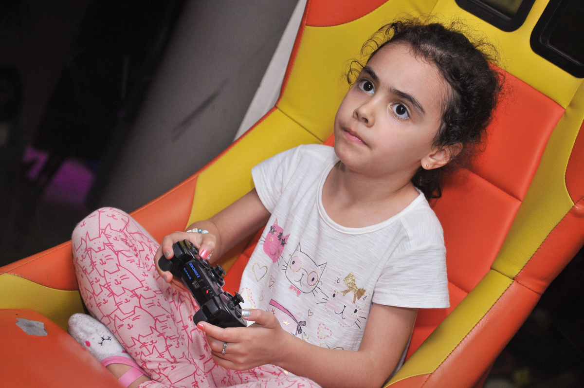 amiguinha jogando no buffet viva vida, fazendinha butantã