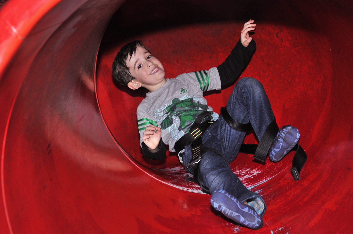 escorregando no brinquedão no buffet viva vida, fazendinha butantã