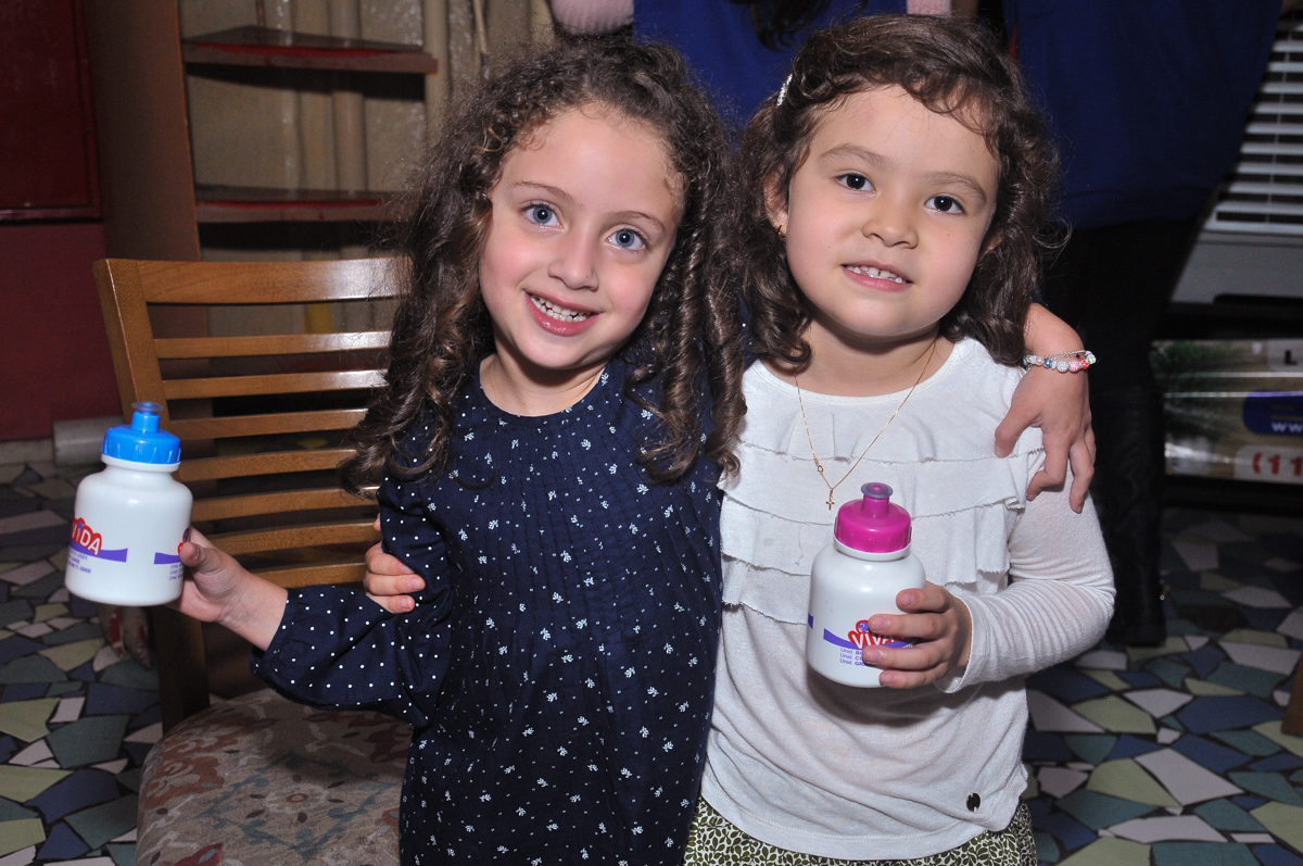 amiguinhas felizes  na festa do gustavo no buffet viva vida, fazendinha butantã