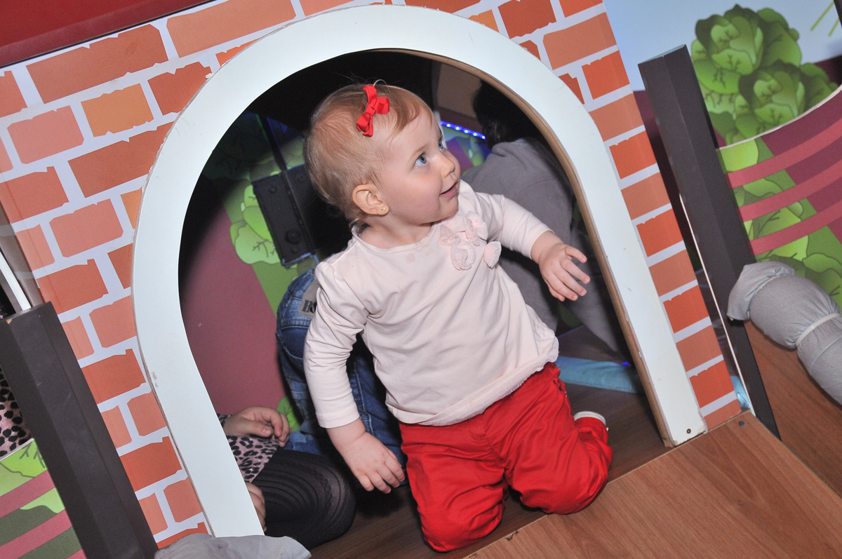 criança brincando na área baby no buffet viva vida, fazendinha butantã