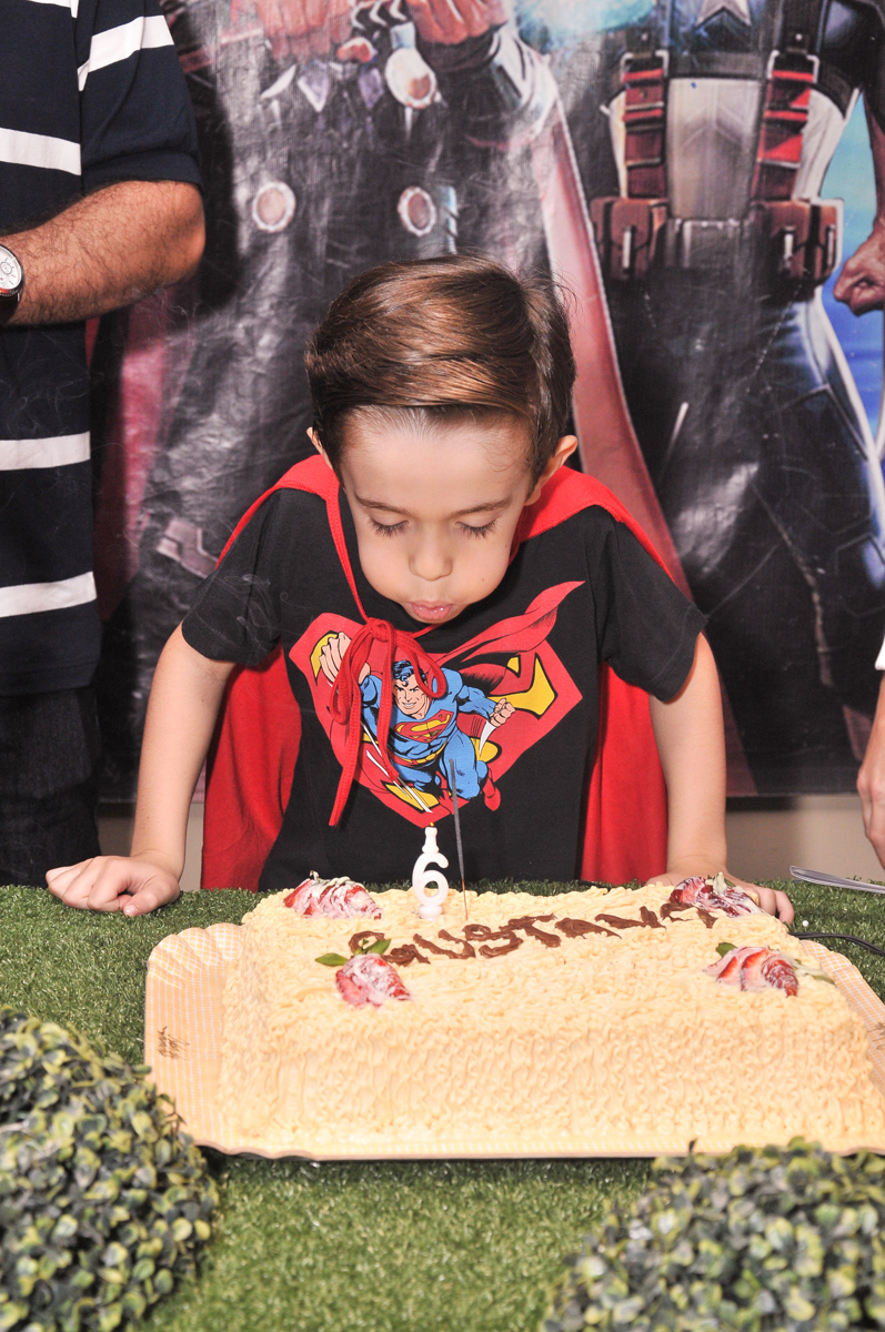 gustavo assoprando a velinha do bolo no buffet viva vida, fazendinha butantã
