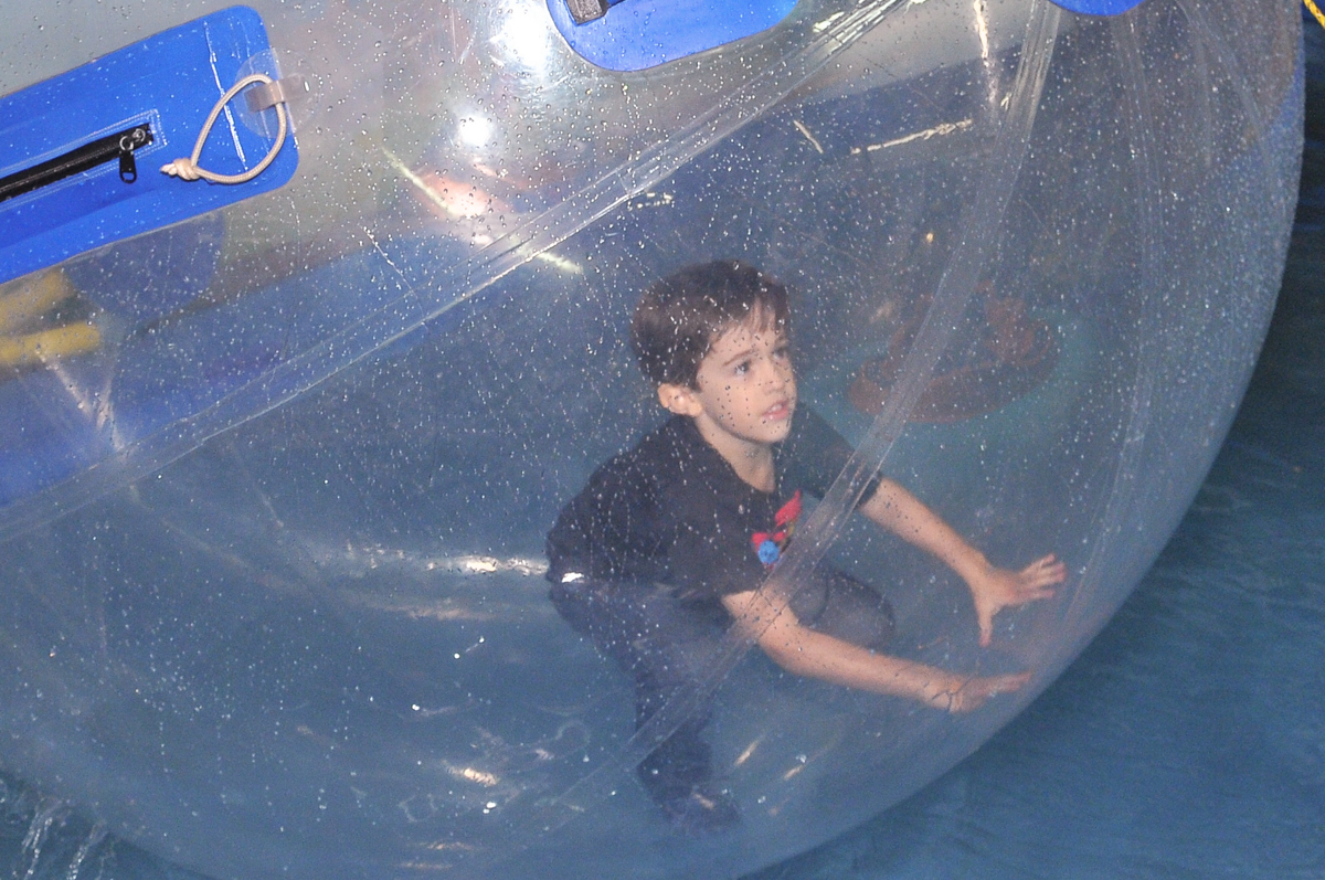 gustavo brincando na bola no buffet viva vida, fazendinha butantã