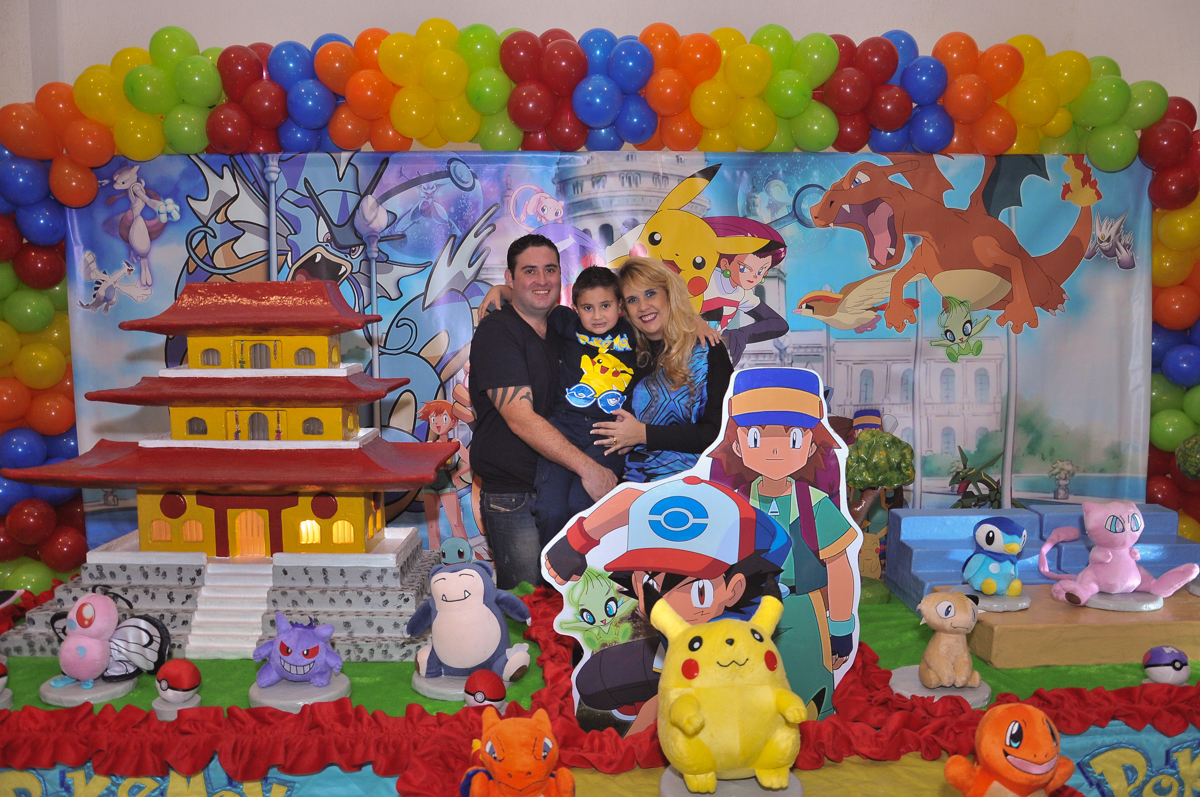 familília na mesa tema naruto no Buffet infantil Salakaboom