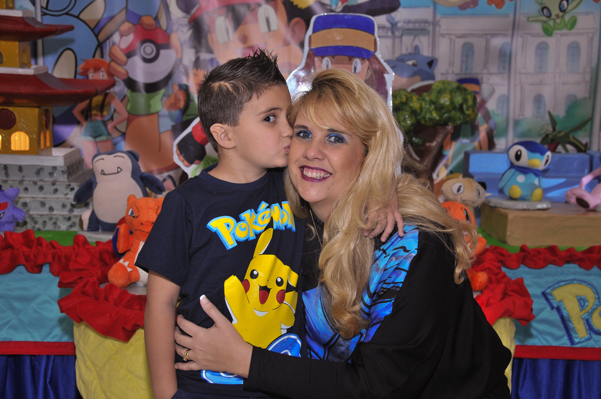 Jonathan dando beijinho em frente a mesa tema naruto no Buffet infantil Salakaboom