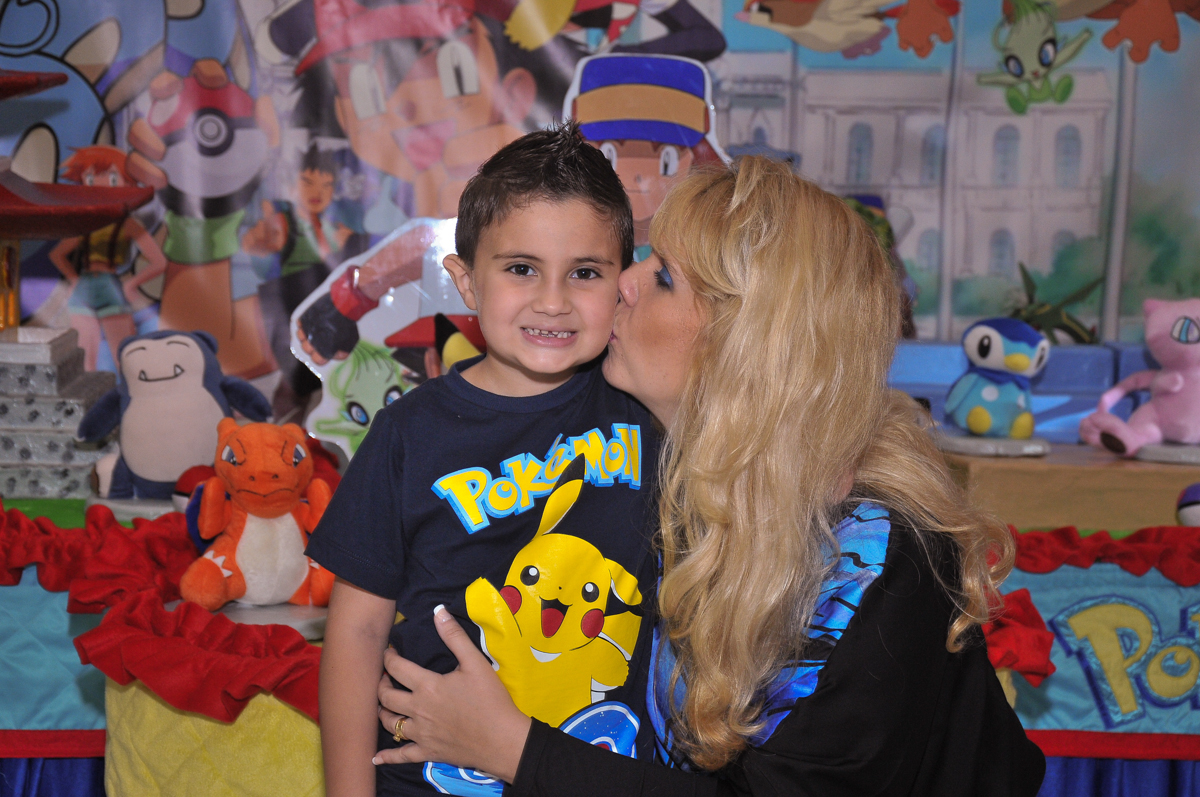 beijinho da mamãe em Jonathan em frente a mesa tema naruto