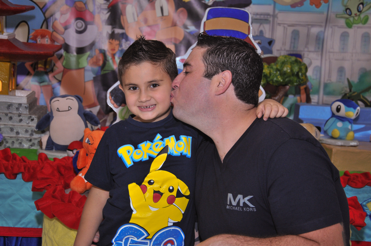 papai beijando jonathan em frente a mesa tema naruto  no Buffet infantil Salakaboom